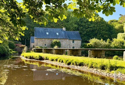 brittany - Steps from Guingamp's historic centre, on the banks of the River Trieux a 19th-century mill with outbuildings on nearly 1 hectare