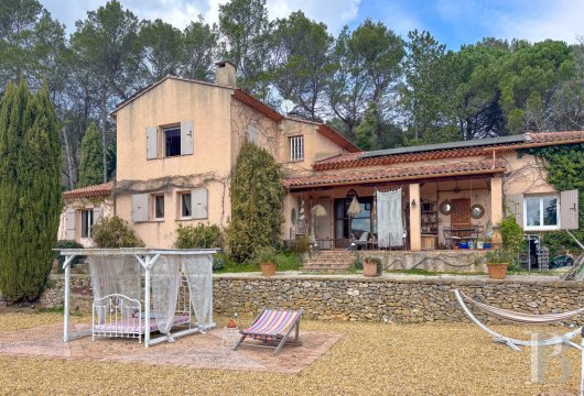 paca - À l’abri des regards, proche de Brignoles et des villages du Haut-Var, une bastide provençale entourée d’un parc vivant, où l’eau trace son chemin