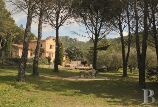 provence-cote-dazur - À l’abri des regards, proche de Brignoles et des villages du Haut-Var, une bastide provençale entourée d’un parc vivant, où l’eau trace son chemin
