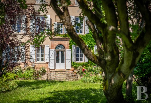 midi-pyrenees - Dans le centre ancien de Gaillac, commune dynamique du Sud-Ouest, une maison de famille du 19e s., son jardin clos, ses caves et ses chais