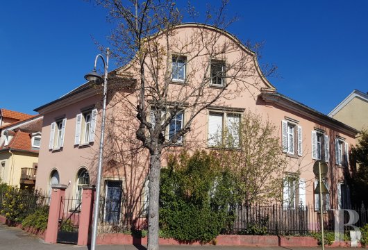 alsace - Face à la gare de Colmar, dans un quartier résidentiel, une ancienne brasserie alsacienne de la fin du 19e s., reconvertie en appartements