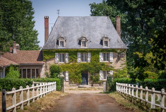 limousin - Dans le parc naturel régional Périgord-Limousin, un domaine de 62 ha de bois et prairies  autour d'un manoir du 18e s., avec dépendances et deux étangs