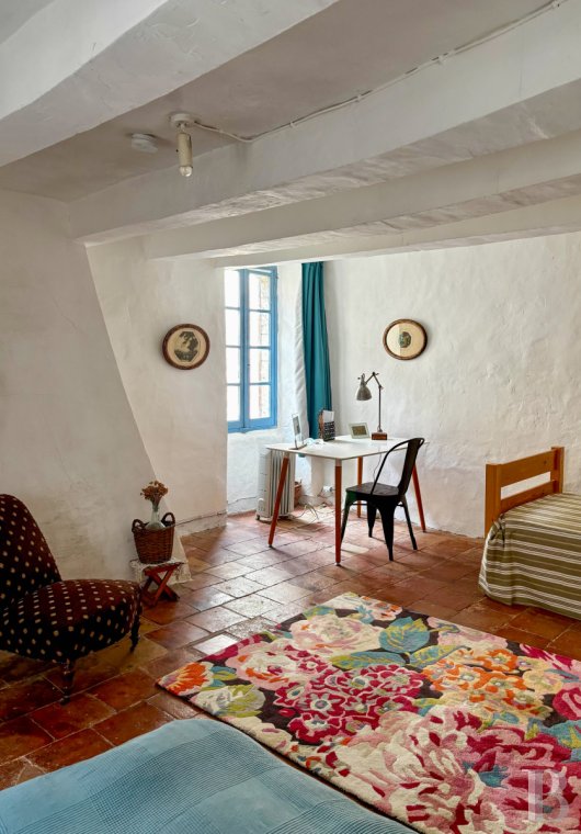 character properties France languedoc roussillon   - 9