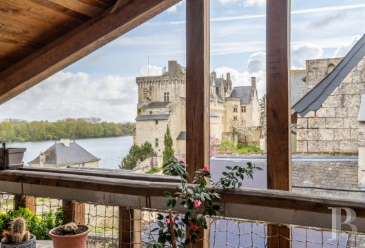 pays-de-loire - À Montsoreau, une maison réinventée par un architecte du patrimoine, sa loggia et son panorama sur la Loire et le château