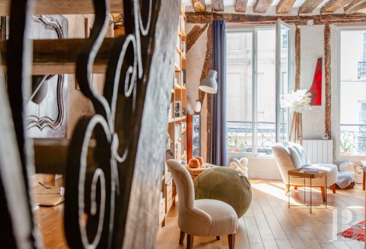 paris - Rive Droite, dans le 4e arrondissement, un appartement traversant et en duplex, dans un immeuble ISMH du quartier piéton de Saint-Merri