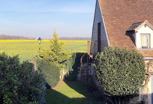 ile-de-france - Au sud-ouest des Yvelines, dans un hameau proche de Rambouillet,
 une maison familiale du 18e s. et son jardin clos de murs en pierre