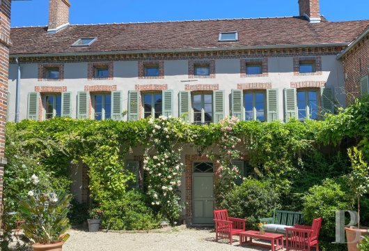 burgundy - A former 19th-century coaching inn, 1 hour 30 minutes from Paris, in a village in the Yonne area