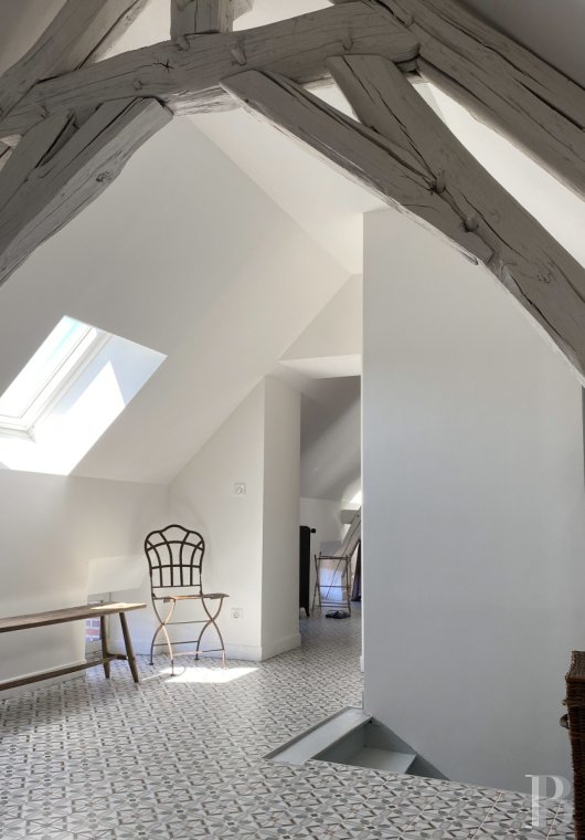 character properties France burgundy   - 17