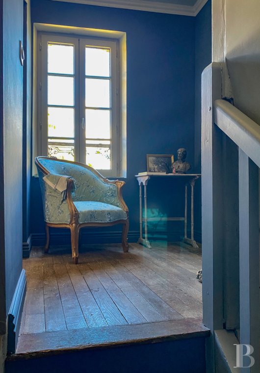 character properties France burgundy   - 16