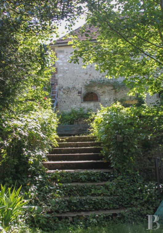 character properties France burgundy   - 22