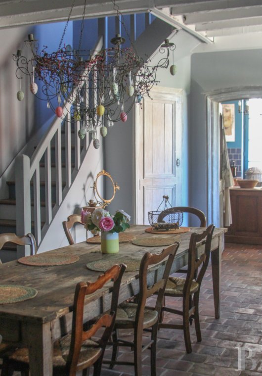character properties France burgundy   - 12