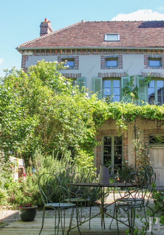 character properties France burgundy   - 3