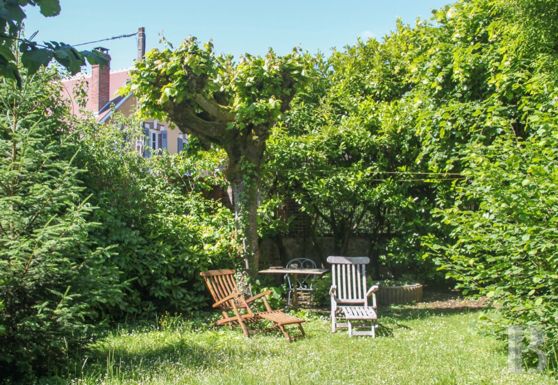 character properties France burgundy   - 23