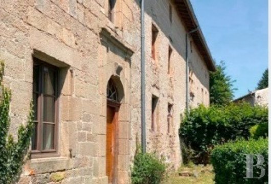 rhones-alps - En région Auvergne-Rhône-Alpes, un ancien presbytère du 18e s. divisé en appartements, son annexe et son terrain de 2 300 m²