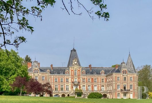 ile-de-france - À 1 h de Paris, dans un parc de 5 ha,  un appartement de trois pièces avec terrasse, au sein d’un château de style néo-Louis XIII