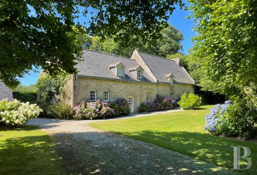 bretagne - Dans la campagne morbihannaise, à 30 min de la mer,  deux longères du 13e s., sur un terrain arboré de 5 800 m², avec four à pain et garage