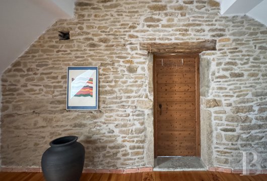 character properties France burgundy   - 6