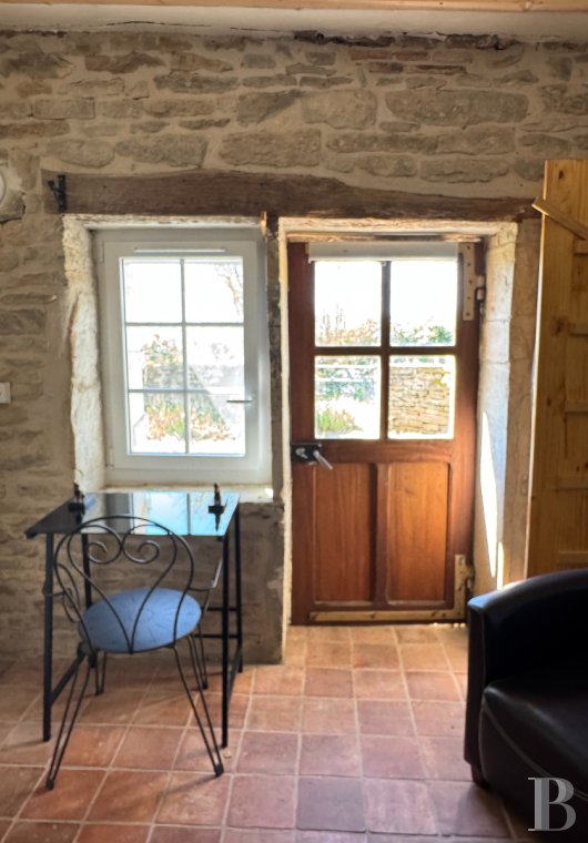 character properties France burgundy   - 4