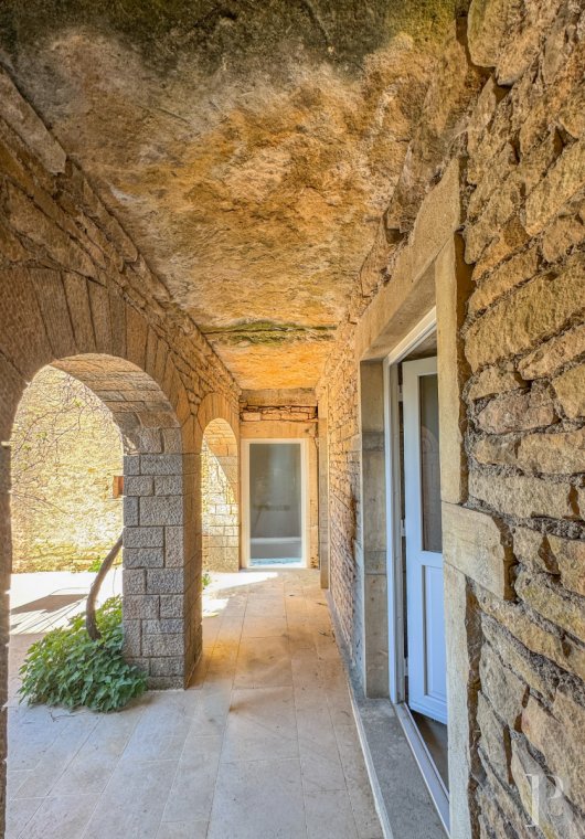 character properties France burgundy   - 3