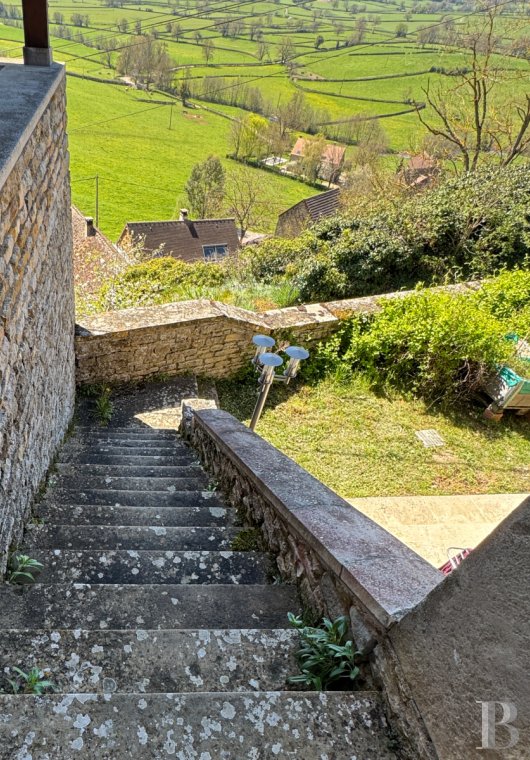 character properties France burgundy   - 14