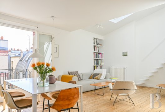 paris - Rue Chapon, au dernier étage d'un immeuble cossu de 1900,
 un appartement d'architecte au design soigné, baigné de lumière