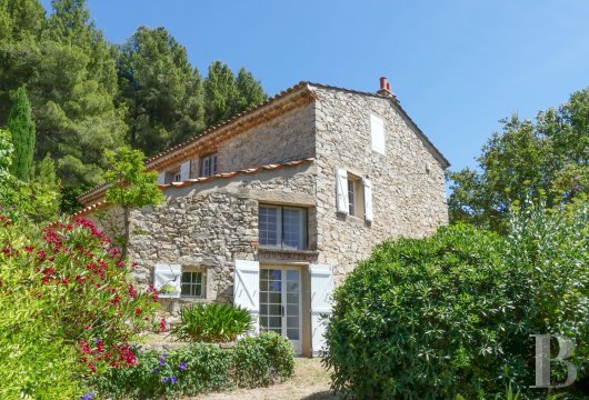 paca - À l'ouest de Toulon, en position dominante, une ancienne ferme viticole du 18e s.,  son jardin en restanques et sa piscine, avec vue remarquable 