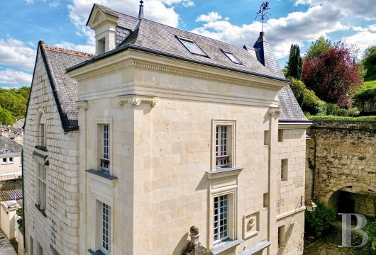 pays-de-loire - À 15 min de Saumur, dans un village des bords de Loire, un manoir du 15e s., sa maison d'amis, son jardin d'hiver et ses jardins suspendus