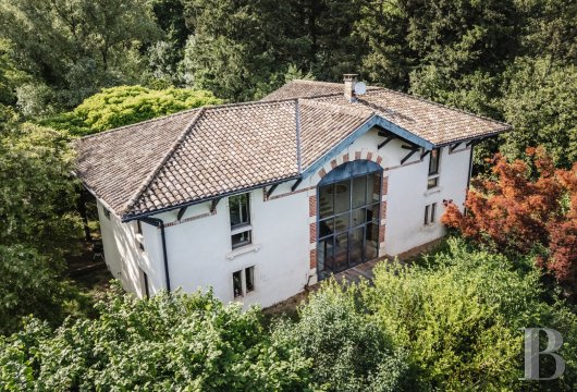 rhones-alpes - Dans le Beaujolais, à l'entrée du parc d'un château, une ancienne dépendance réhabilitée en habitation contemporaine et son terrain de 1 780 m²