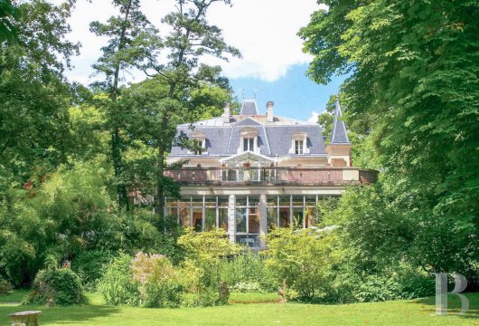 ile-de-france - À la lisière du Vexin et de la Normandie, autour d’un parc arboré de 3 ha,  un ensemble hôtelier du 19e s. avec restaurant