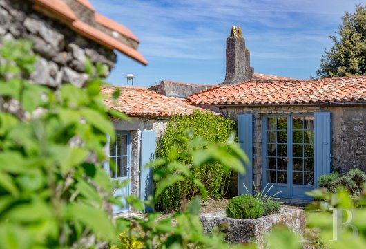 poitou-charentes - À La Flotte, un ancien hameau paysan du 18e s.  avec plusieurs habitations autour d’un jardin arboré et clos de murs