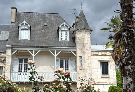 aquitaine - À Périgueux, dans un quartier résidentiel,  une maison du 19e s., son jardin d'agrément, sa piscine et ses garages