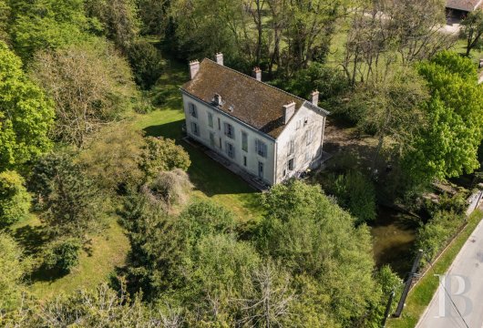 ile-de-france - En Seine-et-Marne, dans un parc paysagé et boisé avec deux mares,   une demeure familiale et ses dépendances