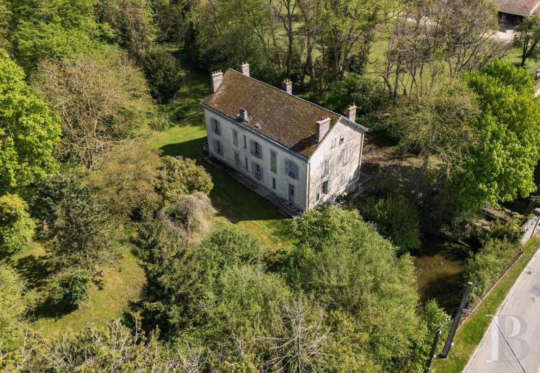 Character houses for sale - ile-de-france - En Seine-et-Marne, dans un parc paysagé et boisé avec deux mares,   une demeure familiale et ses dépendances