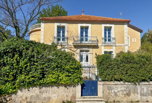 languedoc-roussillon - Dans un village à 20 min au nord de Béziers, une élégante demeure du 19e s. et son parc de plus de 2 000 m² avec dépendances