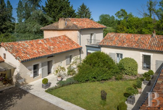 aquitaine - En première couronne de Périgueux, sur 1 ha clos,  une ancienne métairie rénovée par un architecte, sa piscine, son court de tennis et son gîte