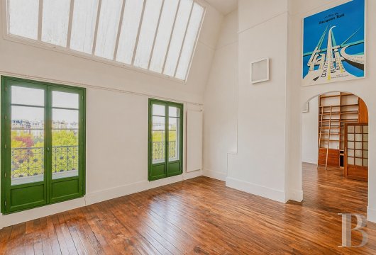 paris - Aux derniers étages d’un immeuble de Montrouge, à la lisière de Paris,  l’atelier du graveur Edmond Malassis, de 132 m², aux amples volumes