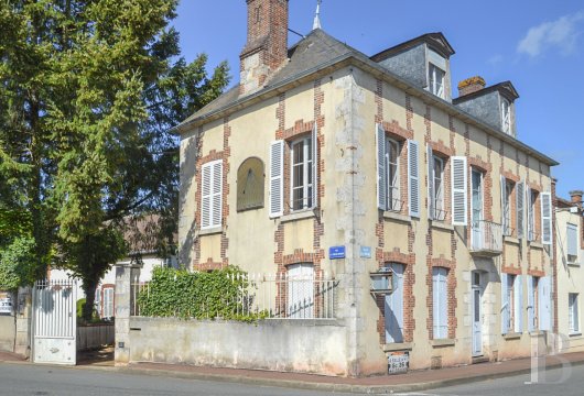 centre-val-de-loire - En région Centre-Val de Loire, au cœur d’un village, une authentique maison bourgeoise, son ancien presbytère et ses écuries