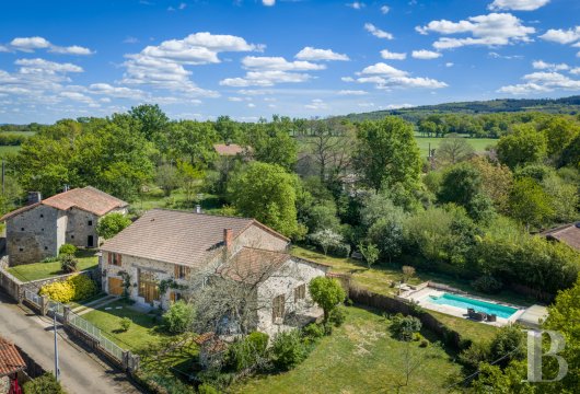 limousin - À 40 min au nord de Limoges, dans les monts de Blond,  une grange transformée en habitation avec piscine et maison templière