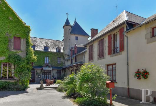 auvergne - A former hotel complex in a 1,700-m² garden, in a village in the Auvergne countryside, 1 hour from Clermont-Ferrand