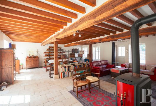 character properties France burgundy   - 2