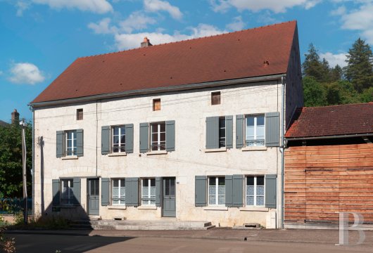 burgundy - Au cœur d'un village de l'Yonne, une maison du 19e s., son jardin, sa grange et son garage