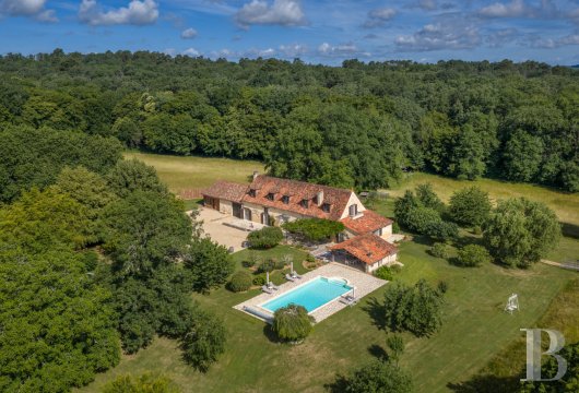aquitaine - À 20 min de Bergerac, dans la campagne périgourdine,  un élégant prieuré du 15e s., ses dépendances cossues, ses truffières et son domaine de 45 ha 