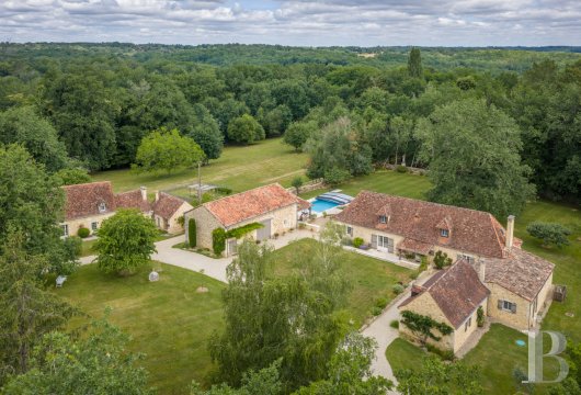 aquitaine - À 30 min de l’aéroport de Bergerac, dans la campagne périgourdine,  un domaine du 17e s. aux réminiscences monastiques et son parc de 2,8 ha