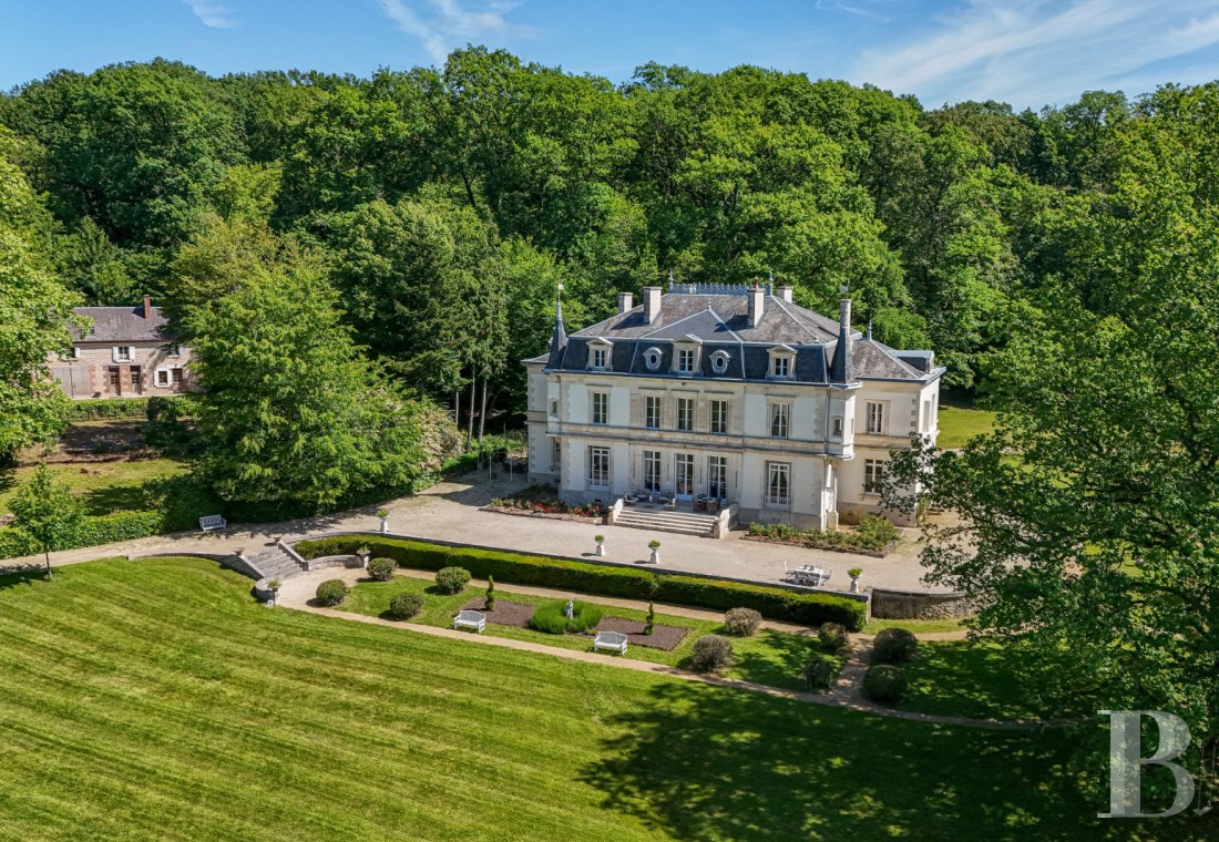 Castles / chateaux for sale - center-val-de-loire - À proximité de Bourges et du vignoble de Menetou-Salon, un château du 18e s. et ses dépendances, sur 15 ha
