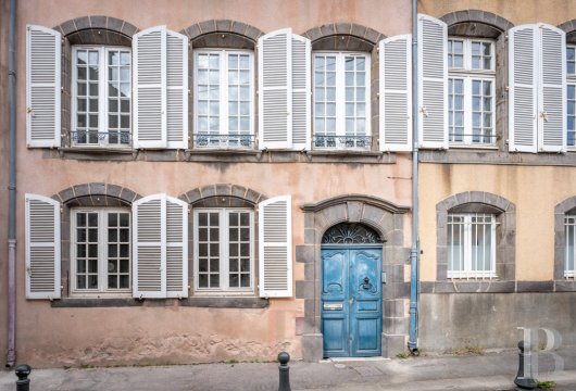 auvergne - En centre-ville de Riom, dans le quartier du Marthuret,  un hôtel particulier du 18e s. et sa vaste terrasse