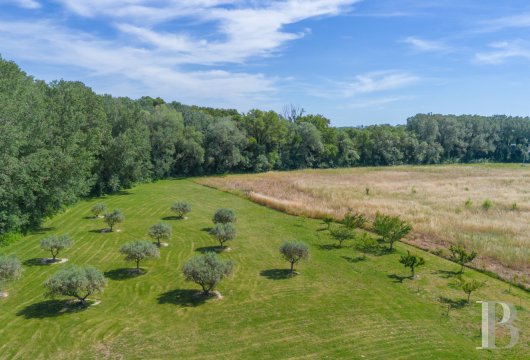 character properties France provence cote dazur   - 16