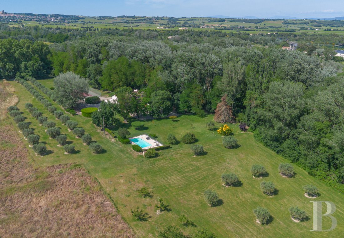 character properties France provence cote dazur   - 12