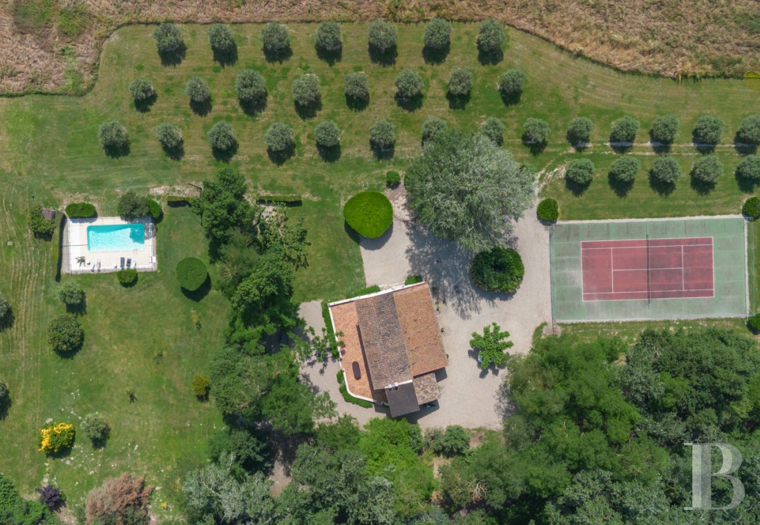 character properties France provence cote dazur   - 19