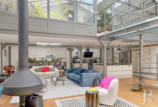 paris - An amply volumed loft, with an indoor patio and vast garage/workshop, in Malakoff, in a quiet cul-de-sac, a short distance from a metro station