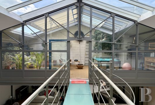 paris - À Malakoff, au sein d'une impasse confidentielle à deux pas du métro,  un loft aux amples volumes, sa terrasse intérieure et son vaste garage-atelier